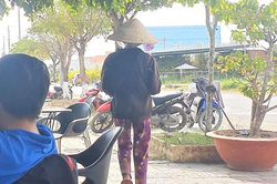 Người cô ruột khai lý do hành hạ bé gái bán vé số dạo