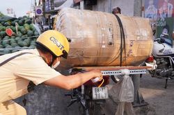 Cảnh báo tai nạn từ phương tiện chở hàng cồng kềnh