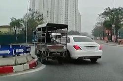 Pha bênh thùng giải nguy của lái xe 3 bánh đi ẩu