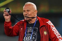 HLV Petrovic giơ đồng hồ đòi trọng tài kết thúc trận đấu