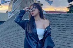 Bạn gái Hoàng Đức không xem bạn trai thi đấu, khoe vai 'hững hờ'