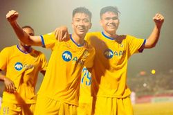 Cầu thủ HAGL chúc mừng Phan Văn Đức lập siêu phẩm