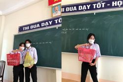 Học sinh lầy lội mang sách vở bằng các vật dụng cực 'bá đạo'
