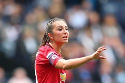 Sao nữ Man United ghi bàn từ chấm phạt góc như Tuyết Dung
