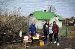 Tình người cảm động giữa thời khắc chiến tranh ở Ukraine