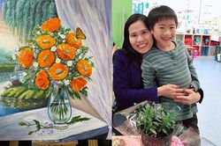 Nghỉ dịch Covid, mẹ Việt lên mạng học vẽ tranh, không ngờ đẹp mỹ mãn