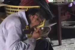 Cụ ông đưa tiền giả mua mỳ, chủ quán vẫn vui vẻ bán dù biết sự thật