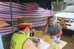 Uống rượu hoa anh túc, tài xế bị phát hiện dương tính với ma túy
