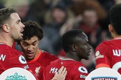 Liverpool phả hơi nóng vào trận derby thành Manchester