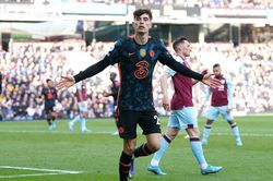 Hiệp 2 bùng nổ, Chelsea 'vùi dập' Burnley