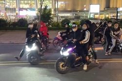 Hàng chục thanh niên kẹp 3-4 trên xe máy cầm hung khí lao vào hỗn chiến gây náo loạn đường phố Hải Phòng