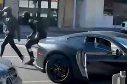 Tài xế siêu xe Ferrari bị cướp uy hiếp, giật đồng hồ đắt giá