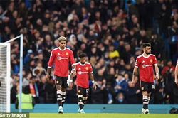 MU cầm bóng 8% cuối trận derby Manchester, cựu danh thủ phẫn nộ
