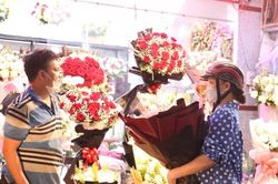 TP.HCM: Cận ngày 8/3, giá hoa tăng gấp 3 vẫn đông nghẹt người mua