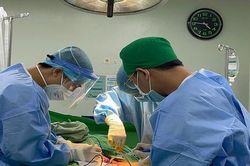 Bị đạn lạc xuyên dương vật khi đang làm đồng