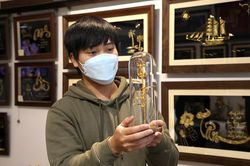 Hoa hồng mạ vàng 24k 'đắt khách' ngày nhân dịp Quốc tế Phụ nữ