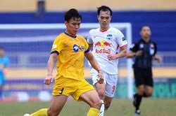 HLV Huy Hoàng: 'Quế Ngọc Hải giúp hàng thủ SLNA khống chế HAGL'