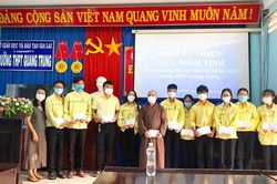 Tặng quà cho học sinh và người dân có hoàn cảnh khó khăn ở An Khê