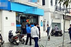 Điều tra vụ đối tượng xông vào ngân hàng cướp tiền