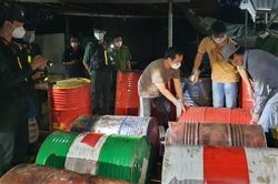 Tạm đình chỉ công tác Bí thư và Chủ tịch xã liên quan vụ tái chế dầu nhớt
