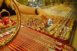 Giá vàng thế giới hạ nhiệt, trong nước vẫn 'sôi sục', vượt 74 triệu đồng/lượng