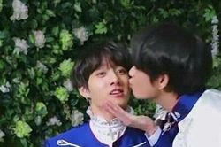 V BTS hỏi có 1 câu thôi mà Jungkook khúc khích làm nũng không ngừng