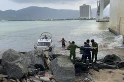 Người đàn ông hơn nửa ngày 'cố thủ' cầu Thuận Phước đã tử vong