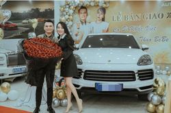 Ca sĩ Khắc Việt chơi lớn, sắm Porsche Cayenne tặng vợ DJ nhân ngày 8/3, riêng tiền chọn option tới hơn 1 tỷ đồng