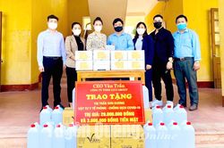Trao tặng vật tư y tế phòng chống dịch