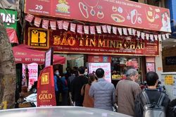 Người dân xếp hàng 'rồng rắn' đi mua ngày giá vàng 'lập đỉnh'