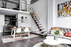Tận dụng trần nhà cao, đôi vợ chồng trẻ đã thiết kế thêm gác lửng siêu xinh cho căn hộ nhỏ