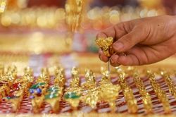 Giá vàng đột ngột giảm mạnh sau nhiều phiên phi mã