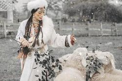 Bộ ảnh phong cách Mông Cổ của ba mẹ con Hà thành gây sốt mạng