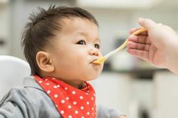 Trẻ mắc COVID-19, cha mẹ nên cho trẻ ăn uống thế nào để nhanh khỏi?