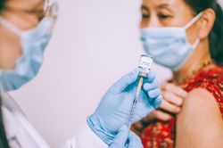 WHO: Nên tiêm mũi vaccine tăng cường khi Omicron lan rộng