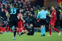 Wenger tố Fabinho gian lận khiến Sanchez bị đuổi