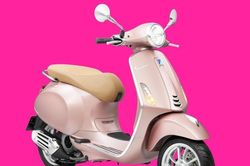 Vespa Primavera màu của hoa hồng giá 75 triệu đồng ra mắt đúng ngày 8/3