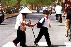 Dạy con biết giúp đỡ người khác