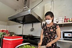 Giá xăng 'leo thang', quán ăn ở TP. HCM lật đật thay giá mới