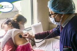 Khi nào cha mẹ cần đưa trẻ đi khám hậu COVID-19?
