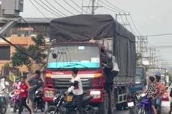 Bực tức tiếng còi xe, nhóm thanh niên bao vây, đập phá xe tải giữa đường
