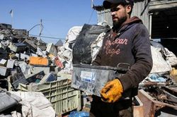 'Nghĩa địa' pin cũ chất chồng, đe dọa sức khỏe người dân Gaza