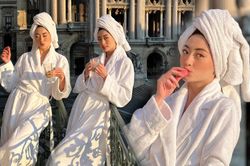 Lương Thùy Linh diện áo choàng tắm thả dáng tại ban công: View quá đỉnh, Linh quá xinh