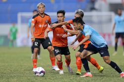 Mặt sân Hòa Xuân xuống cấp