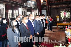 Đoàn công tác Báo Nhân Dân dâng hương tại Đền thờ Chủ tịch Hồ Chí Minh