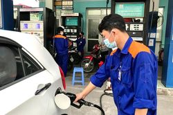Giá xăng tiến sát 30.000 đồng/lít, chuyên gia chỉ cách tiết kiệm xăng xe máy, ô tô