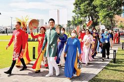 Tôn vinh vẻ đẹp áo dài