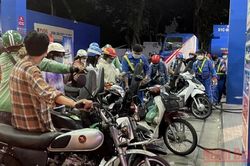Thành phố Hồ Chí Minh: Người dân đổ dồn ra cửa hàng đổ xăng trước tin đồn tăng giá