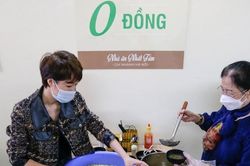 Ấm áp nhà ăn chay 0 đồng phục vụ hàng trăm suất cho mọi người ở Hà Nội