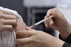 Dịch COVID-19: Anh nỗ lực phủ vaccine các cộng đồng thiểu số